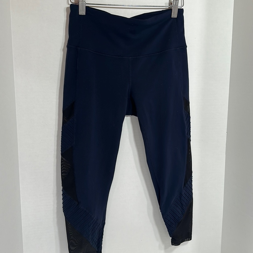 Athleta cropped Capri leggings mesh details size small workout gym exercise